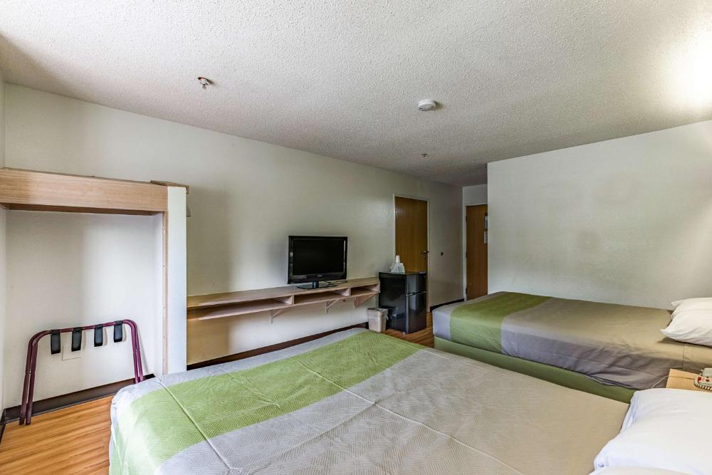 Queen Room with Two Queen Beds - Non-Smoking interior